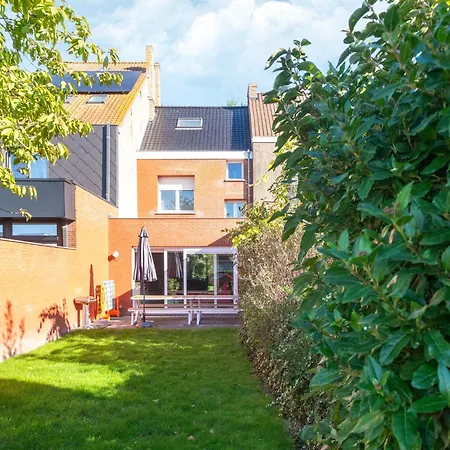 Spacious Holiday Home With Garden Ferienhaus