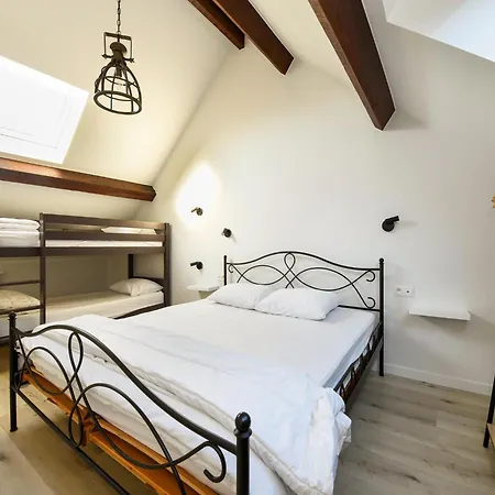 Spacious Holiday Home With Garden *