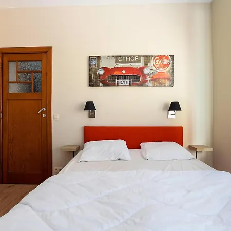 Spacious Holiday Home With Garden Ferienhaus