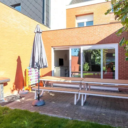 Spacious Holiday Home With Garden Ferienhaus *